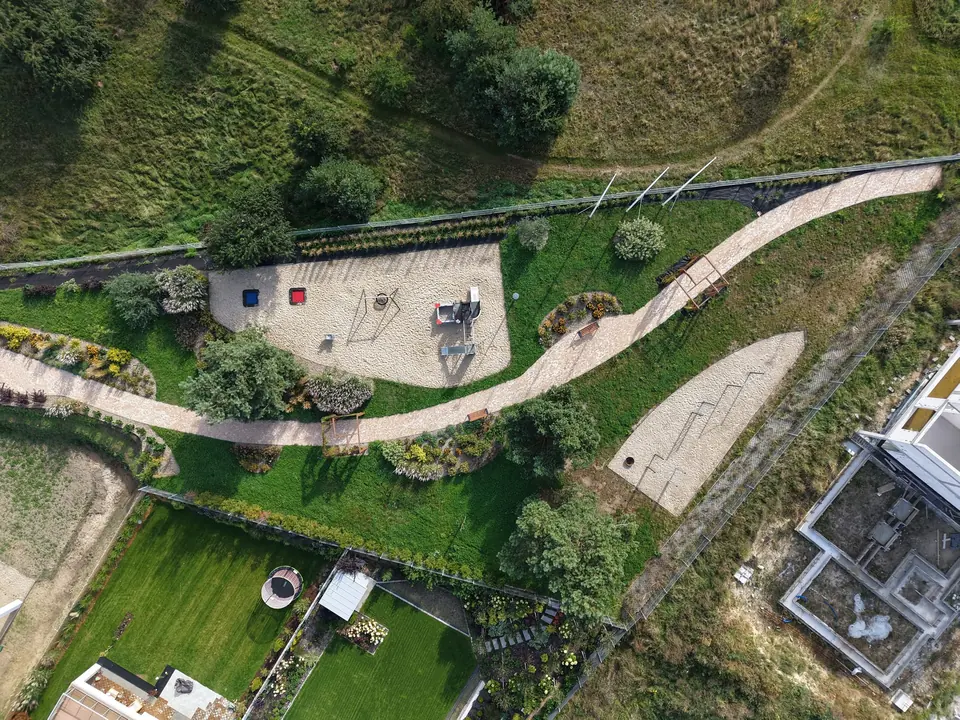 Alejka i plac zabaw w parku Brizo Park z lotu ptaka