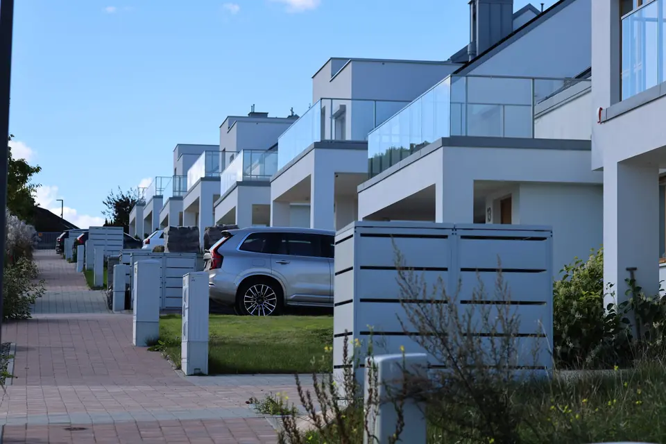 Chodnik i podjazdy przed domami w Brizo Park
