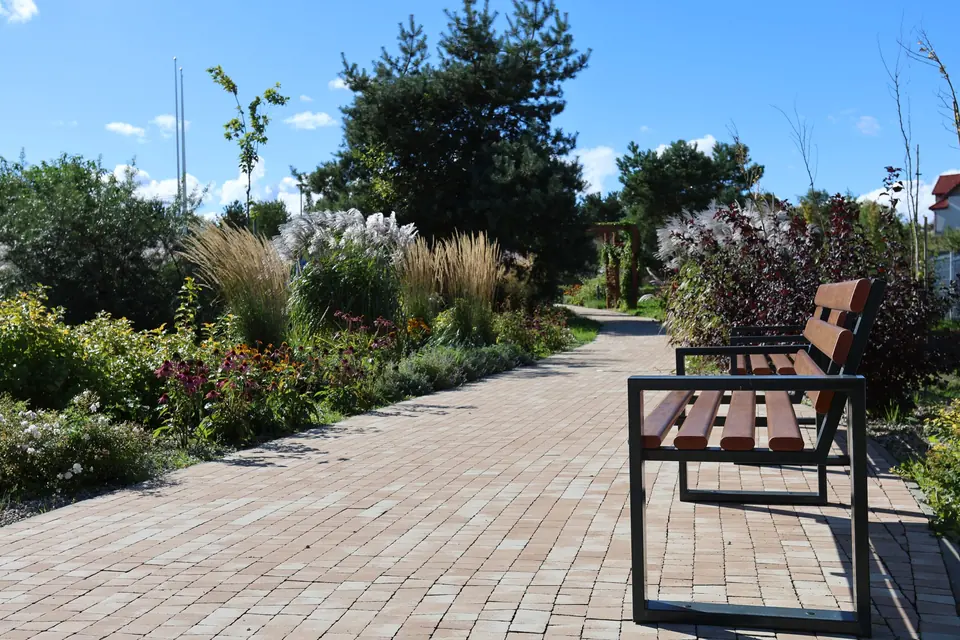 Ławka przy alejce w parku Brizo Park