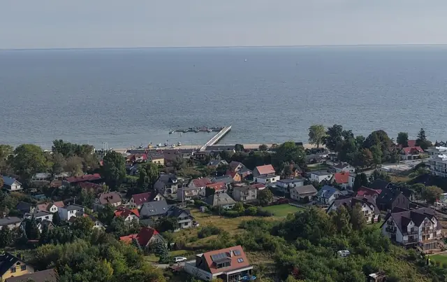 Molo i plaża w Mechelinkach z drona