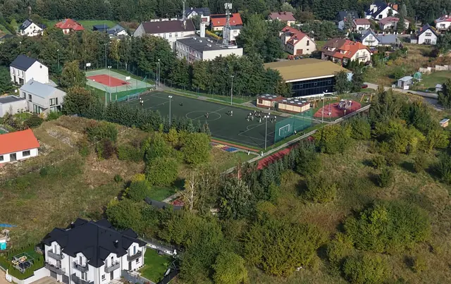Boisko Orlik i szkoła podstawowa w Mostach, widok od strony Brizo Park