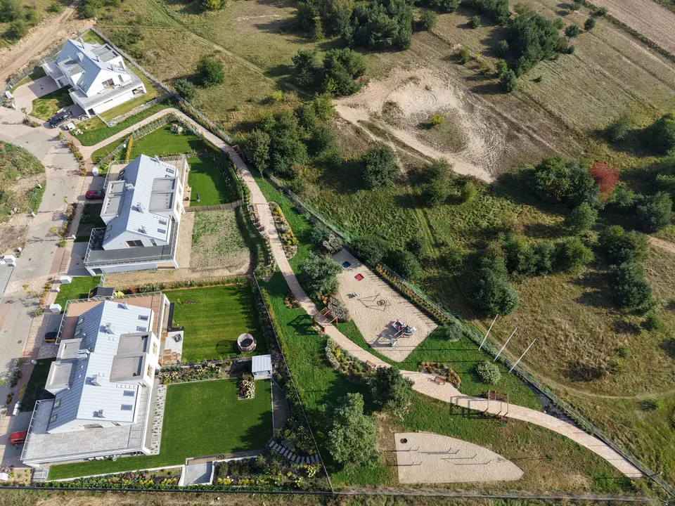 Alejki parku i domy Brizo Park z góry