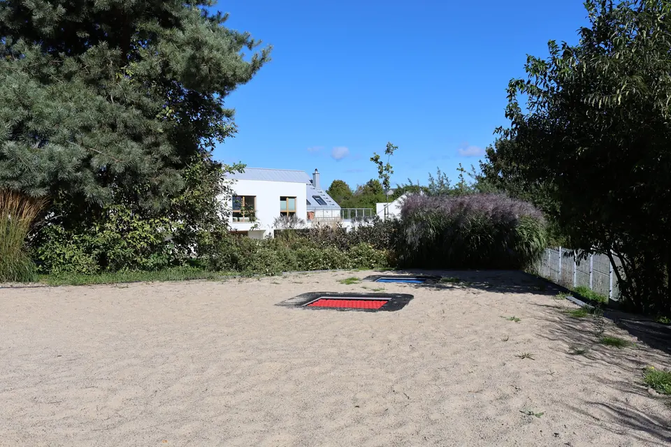 Plac zabaw wśród sosen w Brizo Park