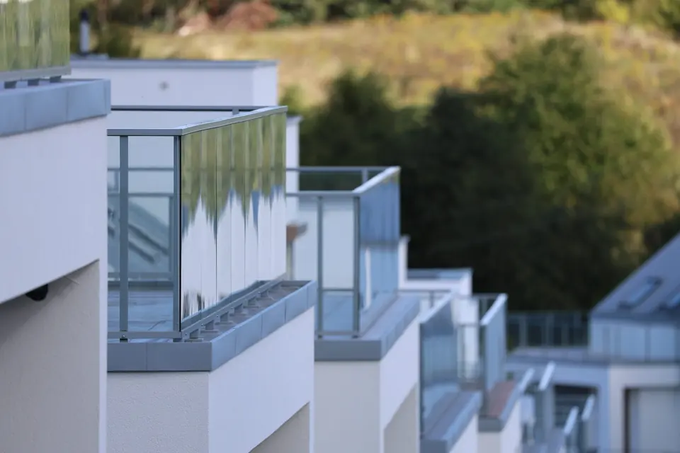 Szklane balustrady tarasów, detal elewacji