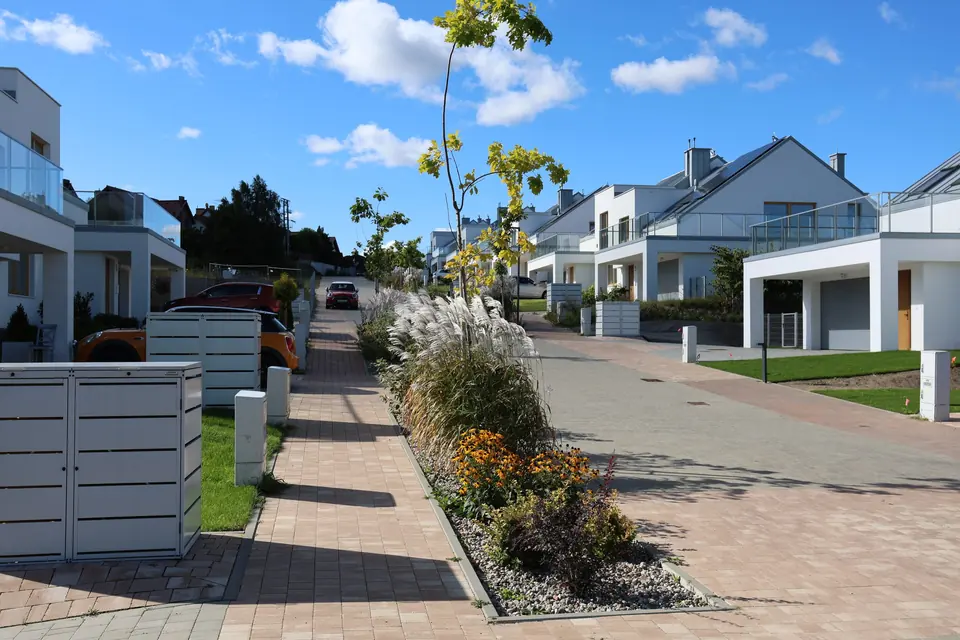 Woonerf w Brizo Park: ulica z nasadzeniami między domami