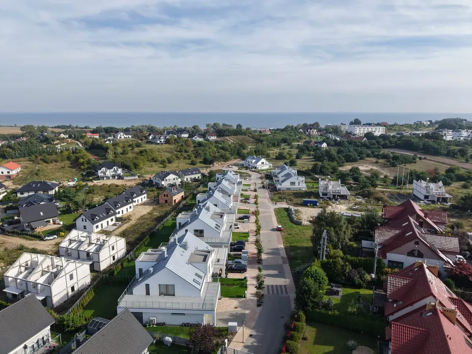 Ulica osiedlowa Brizo Park z drona, na horyzoncie zatoka